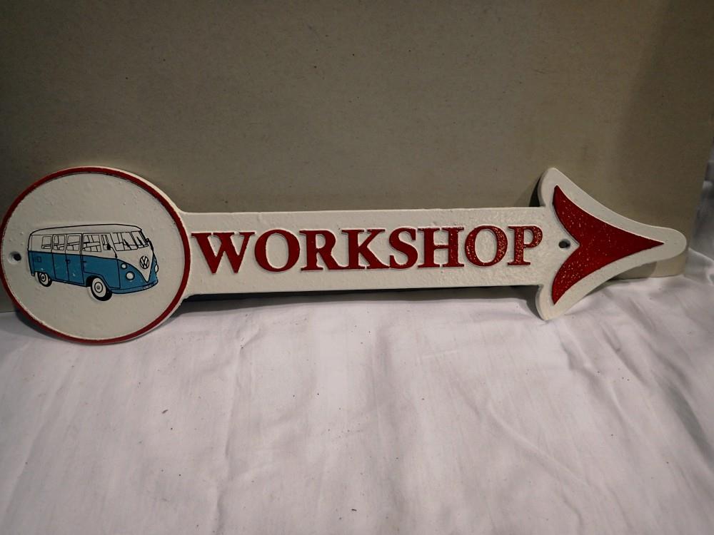 Cast iron VW workshop arrow, W: 40 cm. UK P&P Group 1 (£16+VAT for the first lot and £2+VAT for