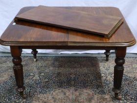 Victorian wind out dining table with single additional leaf on reeded supports on ceramic castors.