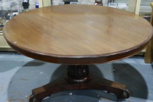 Victorian circular breakfast table in walnut with heavily cared support D:135cm
