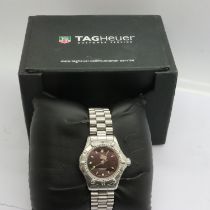 TAG HEUER: Professional ladies wristwatch with date aperture on a stainless steel bracelet, 962.