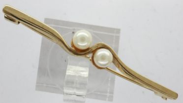 9ct gold bar brooch set with two seed pearls, L: 45 mm, 2.2g. UK P&P Group 0 (£6+VAT for the first