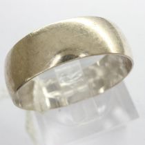 Gents 9ct white gold wedding band, size Q, 2.6g. UK P&P Group 0 (£6+VAT for the first lot and £1+VAT