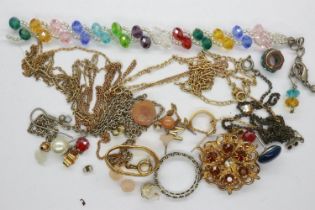 Small quantity of broken jewellery including some gold. UK P&P Group 1 (£16+VAT for the first lot