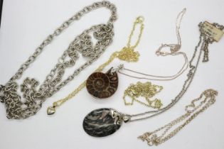 Six mixed neck chains and pendant necklaces in 925 silver, white metal and yellow metal, largest
