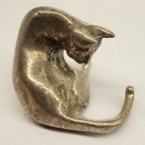 Hallmarked silver miniature of a grooming cat, H: 20 mm. UK P&P Group 1 (£16+VAT for the first lot