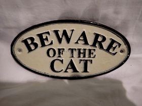 Cast iron Beware of Cat sign, W: 15 cm. UK P&P Group 1 (£16+VAT for the first lot and £2+VAT for