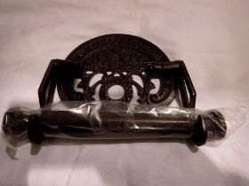 Cast iron St Pancras toilet roll holder. UK P&P Group 1 (£16+VAT for the first lot and £2+VAT for