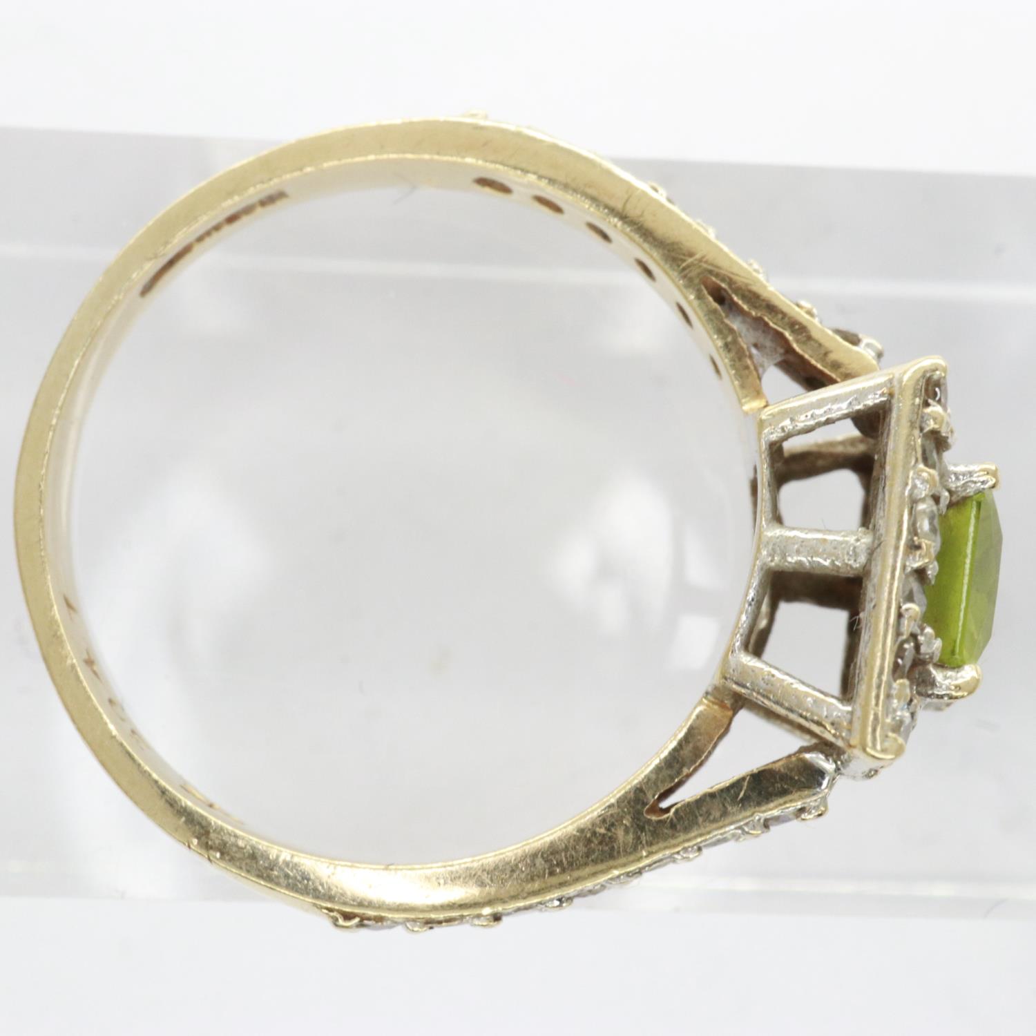 9ct gold cluster ring set with peridot and cubic zirconia, size M, 2.5g. UK P&P Group 0 (£6+VAT - Image 2 of 3