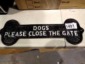 Dogs Please close the gate cast iron sign, L: 30 cm. P&P Group 2 (£18+VAT for the first lot and £3+