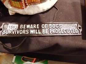 Cast iron Beware of dog sign, W: 15 cm. UK P&P Group 1 (£16+VAT for the first lot and £2+VAT for