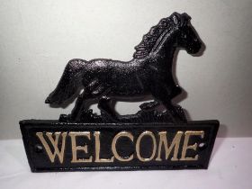 Cast iron Welcome sign, W: 15 cm. UK P&P Group 1 (£16+VAT for the first lot and £2+VAT for