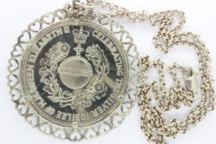 Silver jubilee coin on a 925 silver chain, L: 34 cm. UK P&P Group 1 (£16+VAT for the first lot