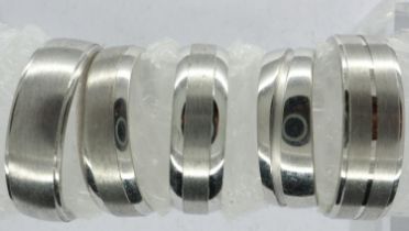 Five white metal rings, mixed sizes. UK P&P Group 1 (£16+VAT for the first lot and £2+VAT for