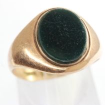 Small 9ct gold onyx set signet ring, size J, 2.4g. UK P&P Group 0 (£6+VAT for the first lot and £1+