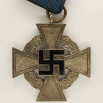 WWII enamelled German long service medal. UK P&P Group 0 (£6+VAT for the first lot and £1+VAT for