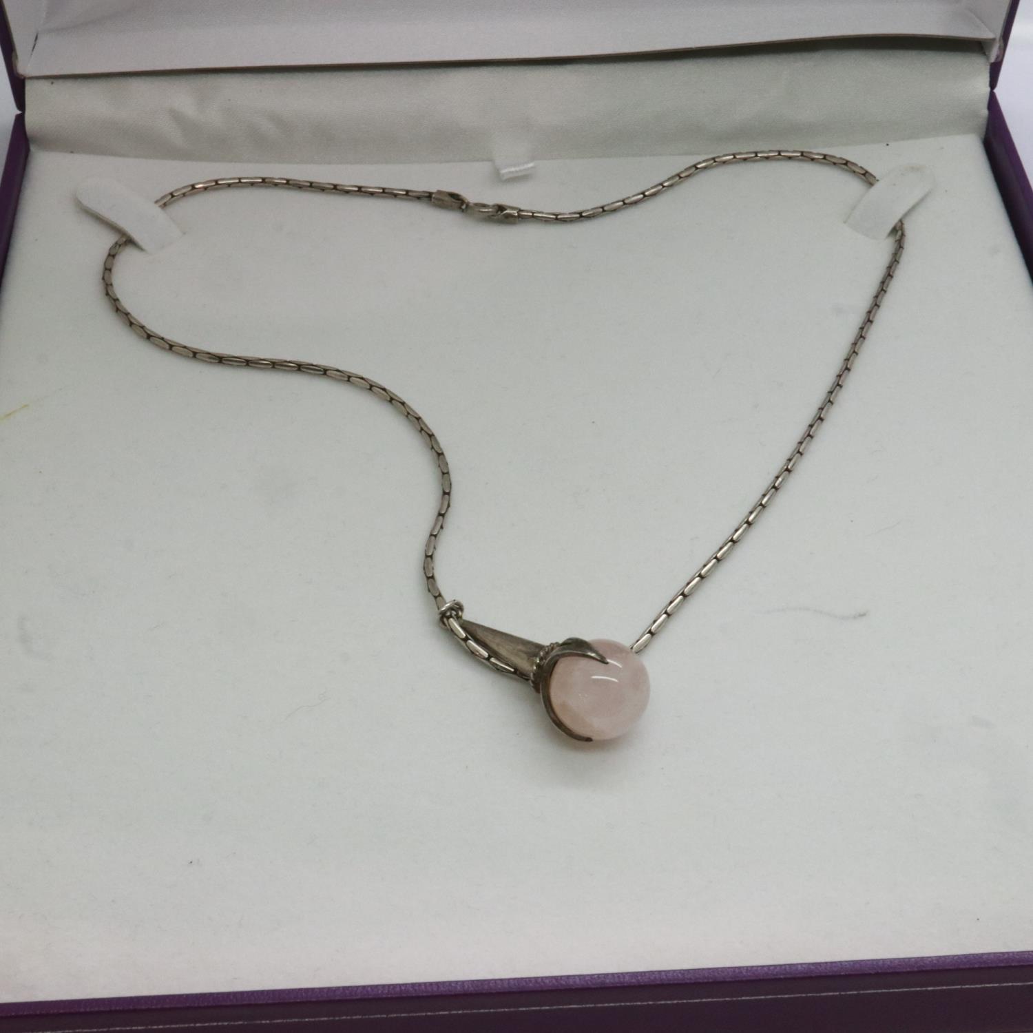 Silver pendant necklace with rose quartz in a claw setting, L: 40 cm, boxed. UK P&P Group 1 (£16+VAT