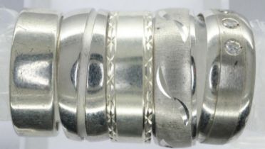 Five mixed silver rings, various sizes. UK P&P Group 1 (£16+VAT for the first lot and £2+VAT for