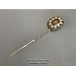 *A GEORGIAN 9CT GOLD MOURNING STICKPIN WITH PEARLS, 6CM LONG