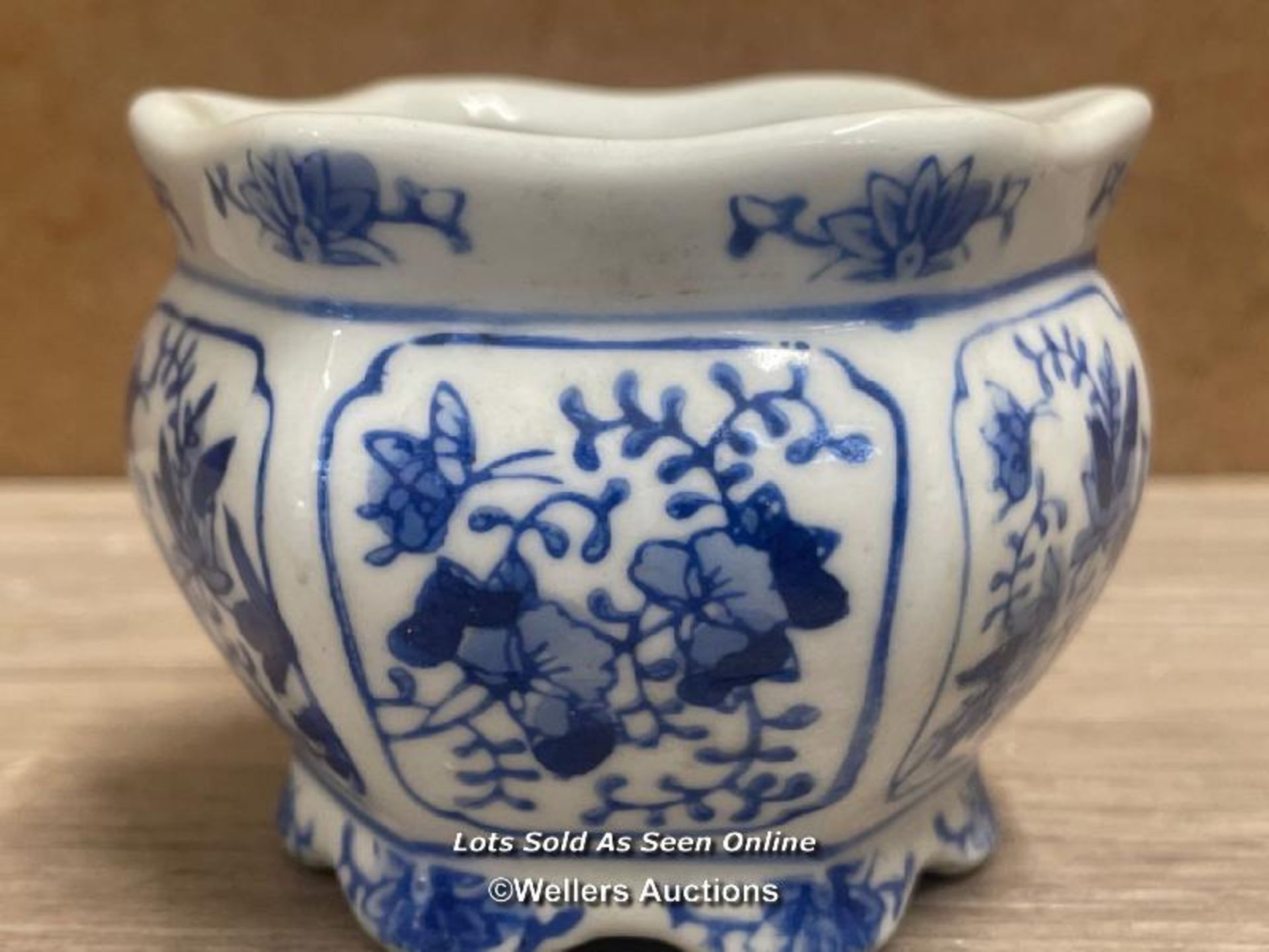 LARGE BLUE & WHITE VASE DECORATED WITH FLOWERS, 30CM HIGH AND SMALL CHINESE BOWL AND POT (3) - Image 6 of 7