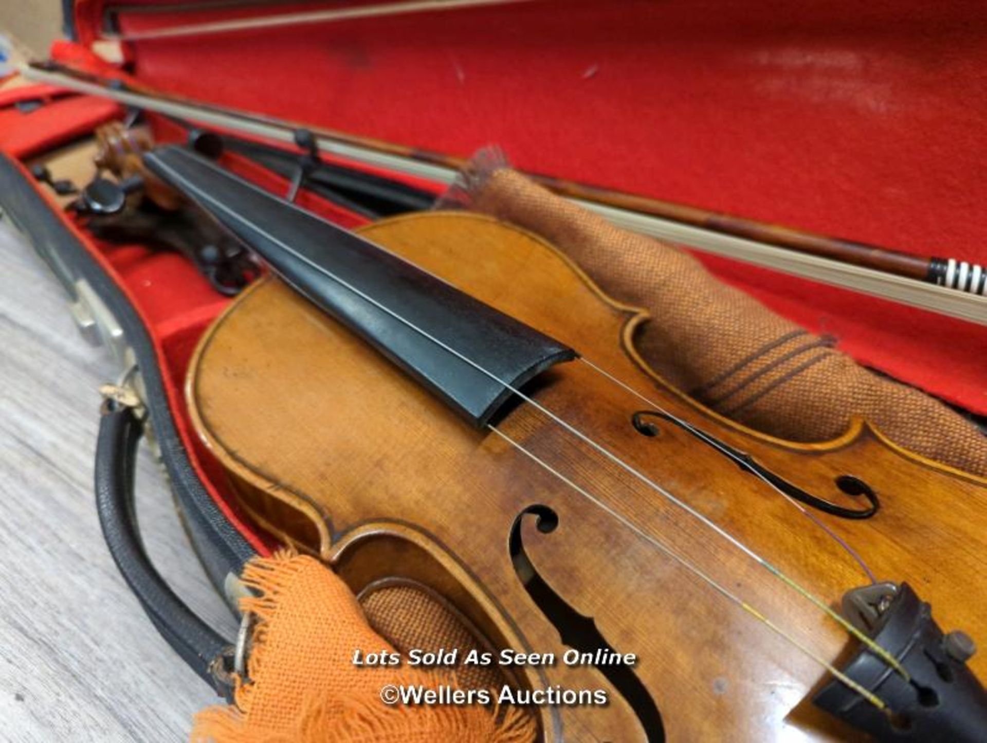 OLD VIOLIN IN NEED OF RESTORATION WITH CASE AND TWO BOWS - Bild 4 aus 7