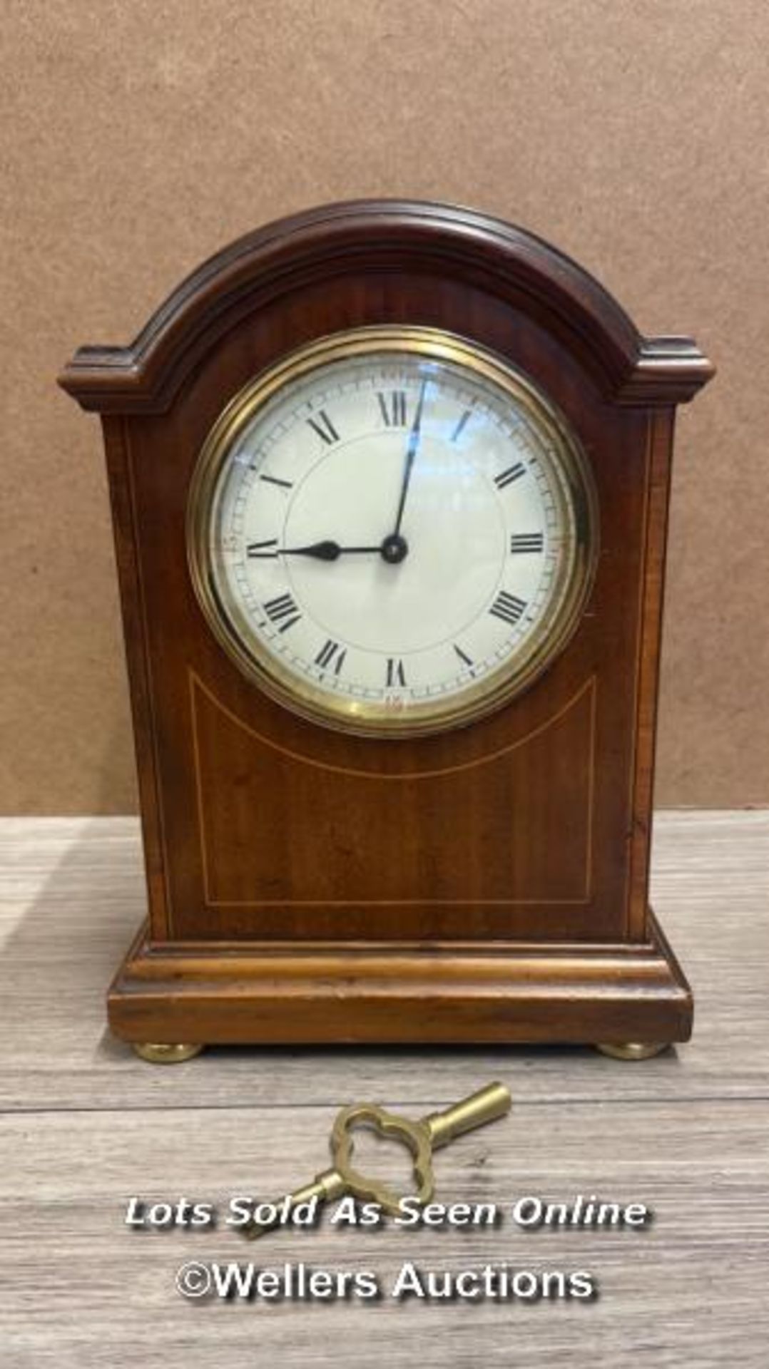 VINTAGE MANTLE CLOCK WITH KEY, MADE IN FRANCE AND IN WORKING ORDER, 15.5 X 22 X 8CM
