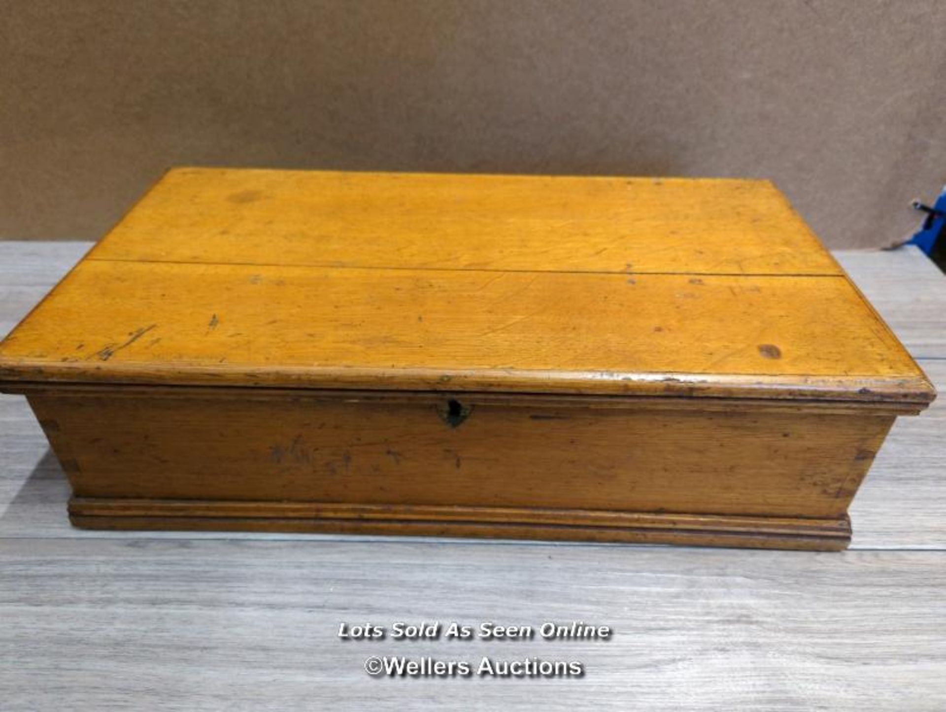 AN OAK CASE BOX, 47 X 13 X 25CM