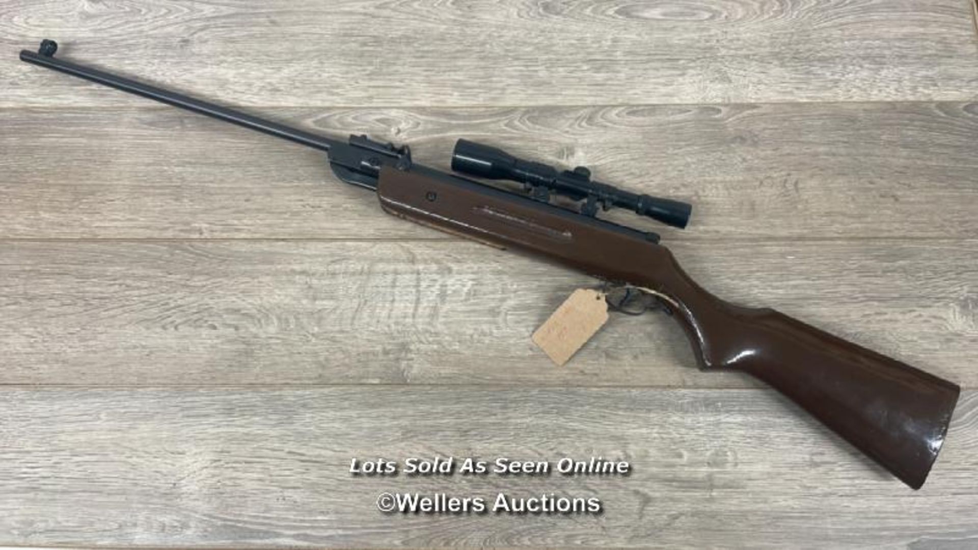 WESLAKE .177 CALIBRE AIR RIFLE WITH SCOPE. 108CM LONG