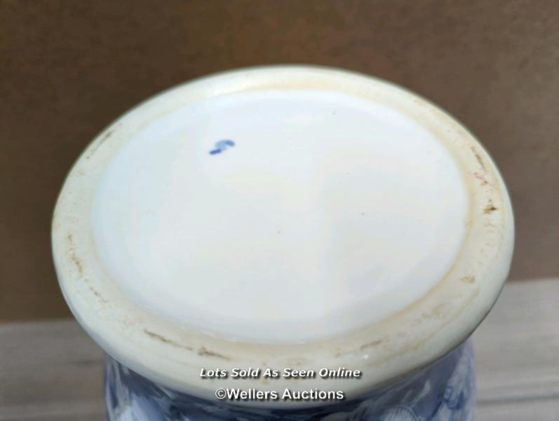 A BLUE AND WHITE CHINESE STYLE LIDDED GINGER JAR, 36CM HIGH - Bild 6 aus 7