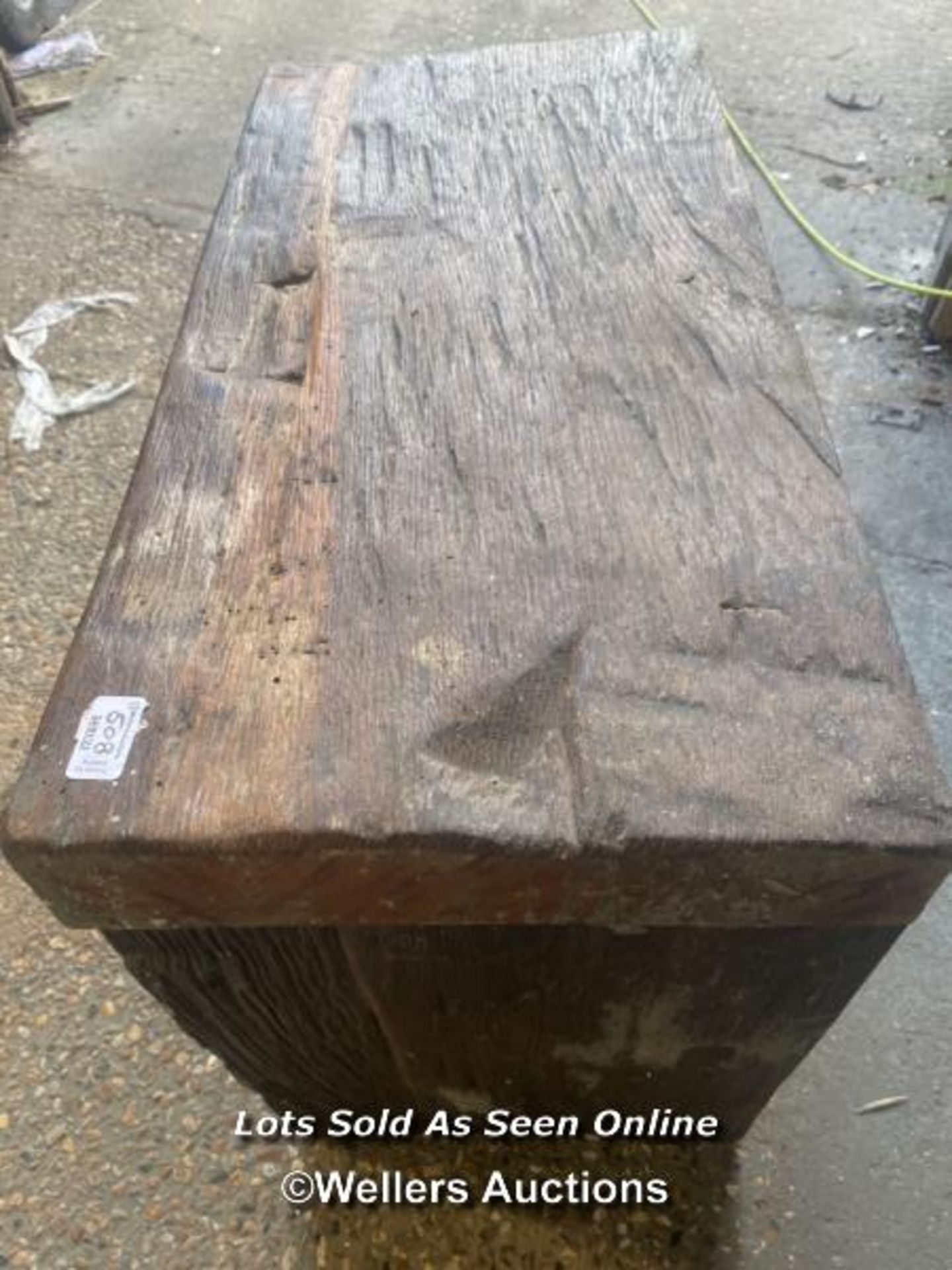 *A SMALL OAK SIDE TABLE, POSSIBLY MISSING A DRAWER. IDEAL FOR RESTORATON. 69 X 51 X 35CM - Image 2 of 6