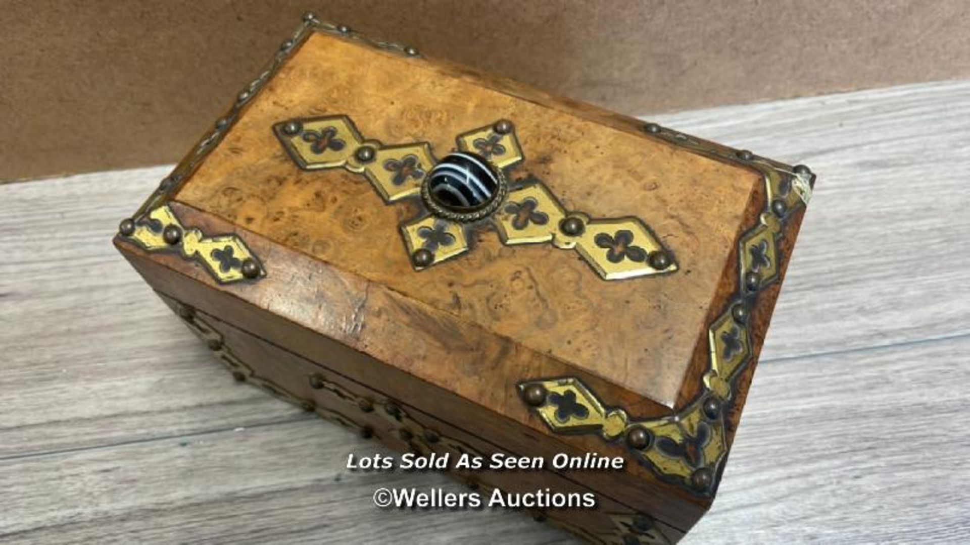 TEA CADDY WITH BRASS FINIALS, WITHOUT KEY, 23 X 14.5 X 13.5CM - Image 2 of 3