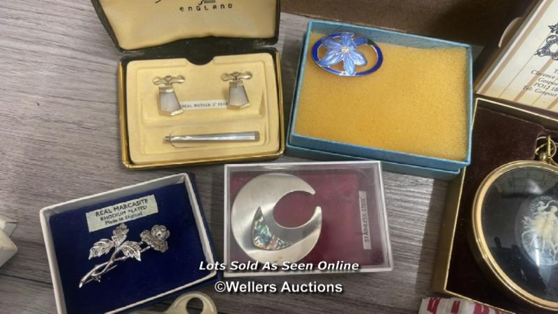 A LARGE QUANTITY OF COSTUME JEWELLERY, COMPACTS AND WATCHES - Image 9 of 12