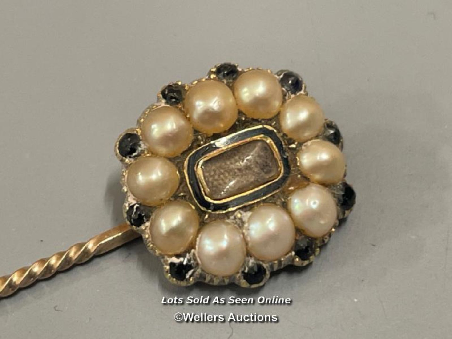 *A GEORGIAN 9CT GOLD MOURNING STICKPIN WITH PEARLS, 6CM LONG - Image 2 of 4