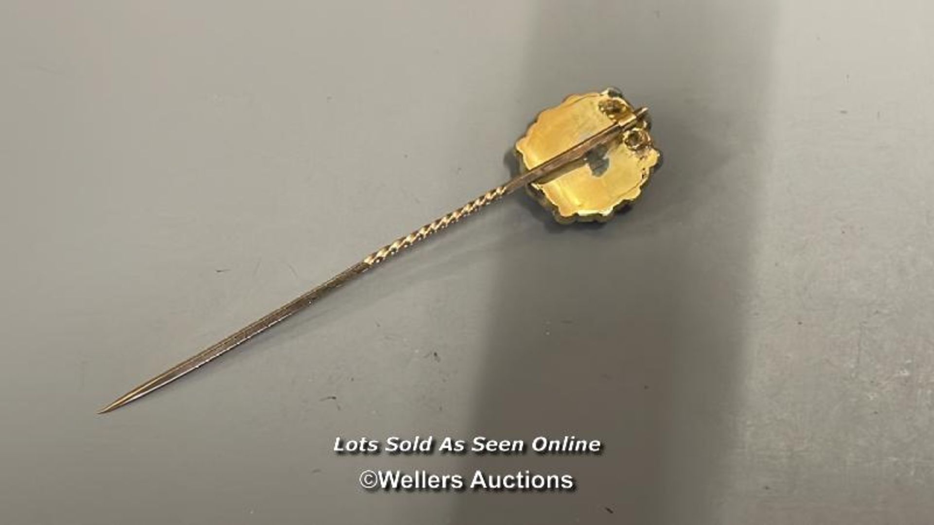 *A GEORGIAN 9CT GOLD MOURNING STICKPIN WITH PEARLS, 6CM LONG - Image 3 of 4