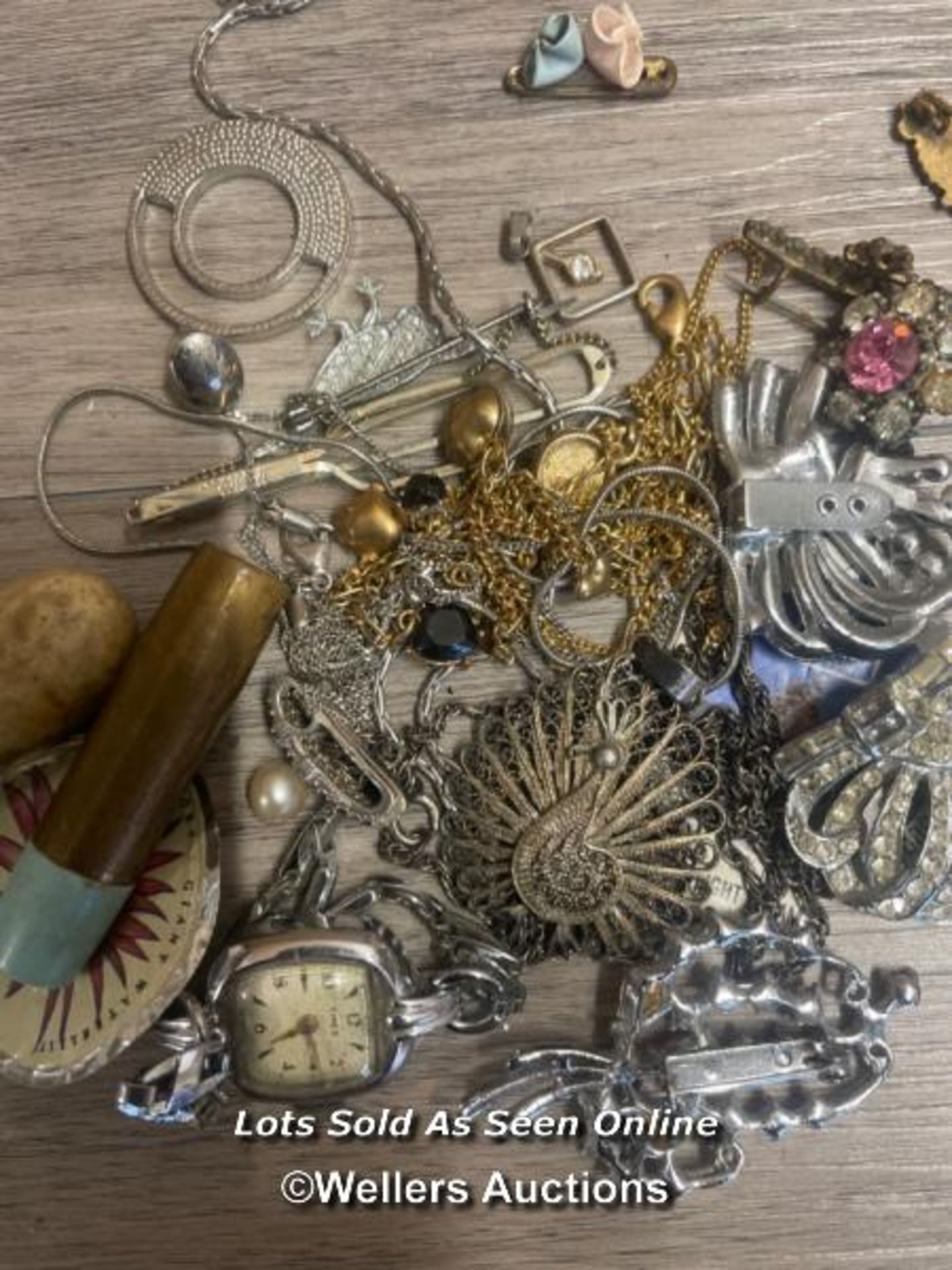 A LARGE QUANTITY OF COSTUME JEWELLERY, COMPACTS AND WATCHES - Image 12 of 12