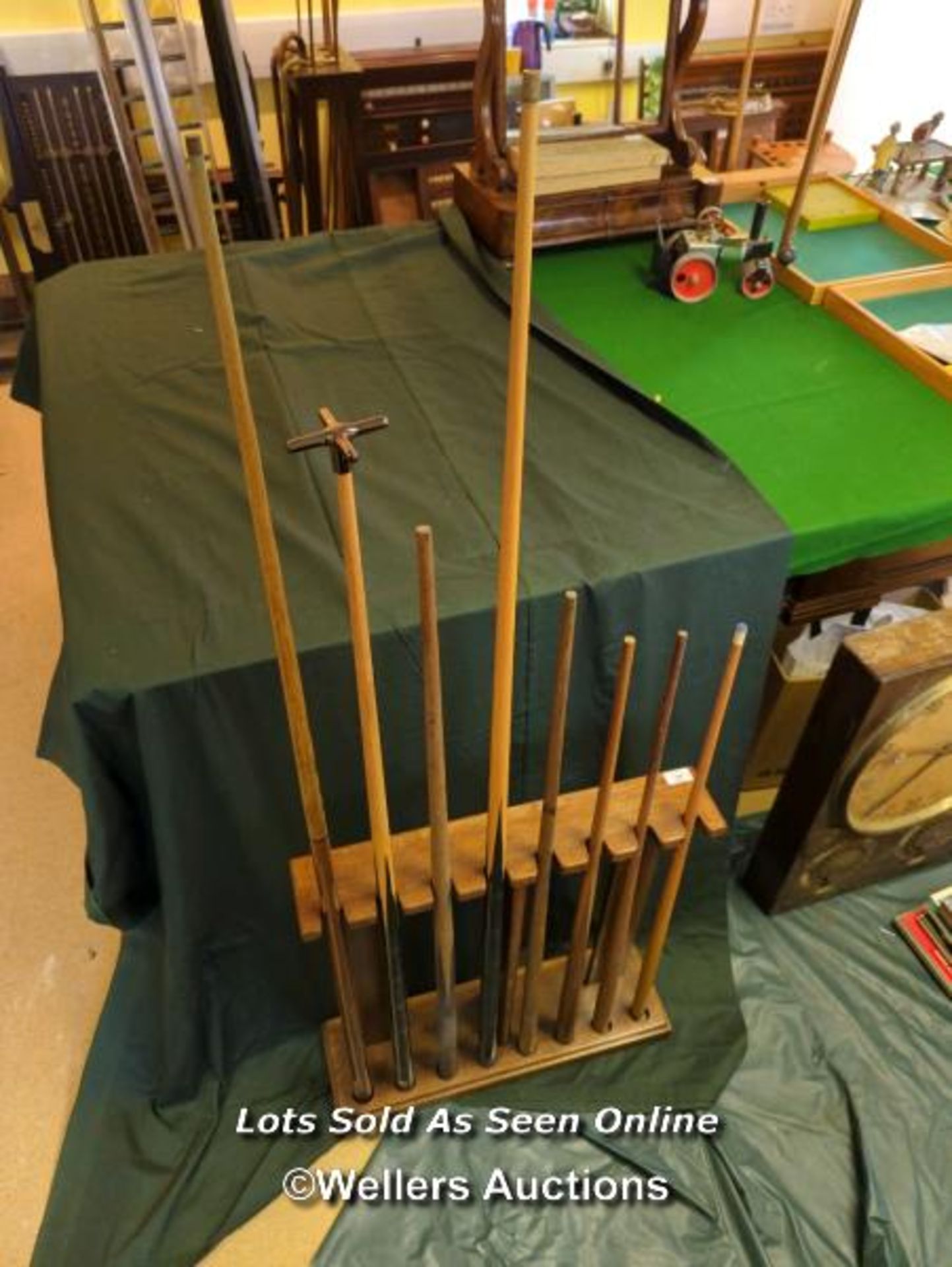 WOODEN 8 CUE RACK / 59CM (W) X 60CM (H) - DOESN'T INCLUDE CUE'S IN PHOTOGRAPH - [THIS LOT WILL NEED