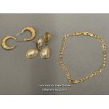 9CT GOLD BRACELET AND TWO ASSORTED PAIRS OF EARRINGS, TOTAL WEIGHT 2G