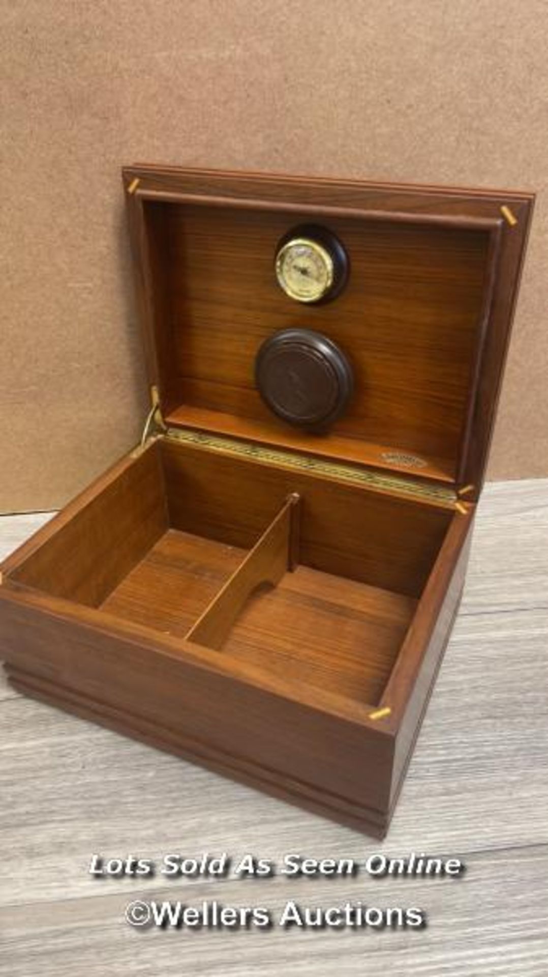 A SAVINELLI CIGAR HUMIDOR WITH BOXED DONATUS CIGAR CUTTER AND TWO MORE SMALL CIGAR CUTTERS - Image 2 of 7