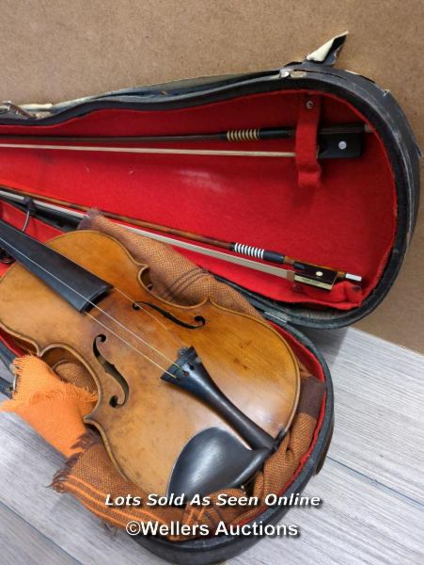 OLD VIOLIN IN NEED OF RESTORATION WITH CASE AND TWO BOWS - Bild 2 aus 7