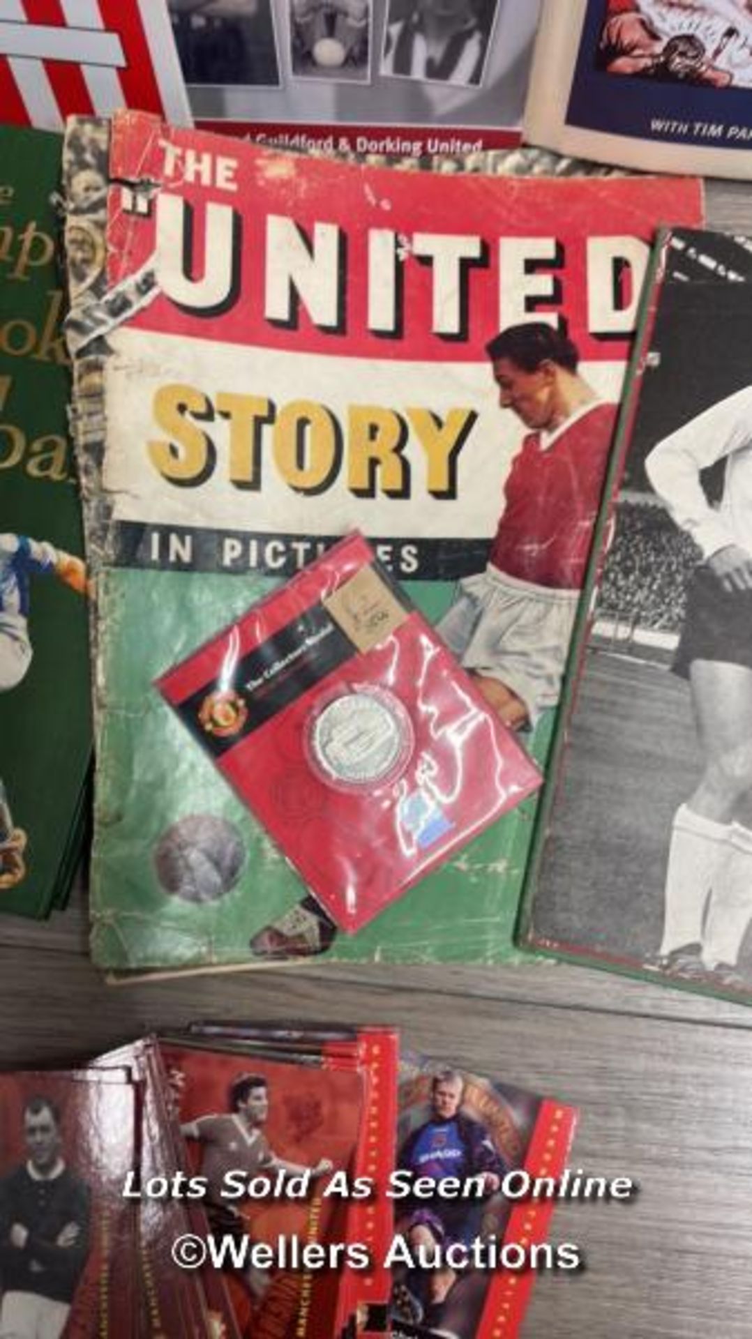 FOOTBALL - A LARGE COLLECTION OF BOOKS, COLLECTABLE CARDS INCLUDING THE BOYS BOOK OF SOCCER 1966, - Image 4 of 11