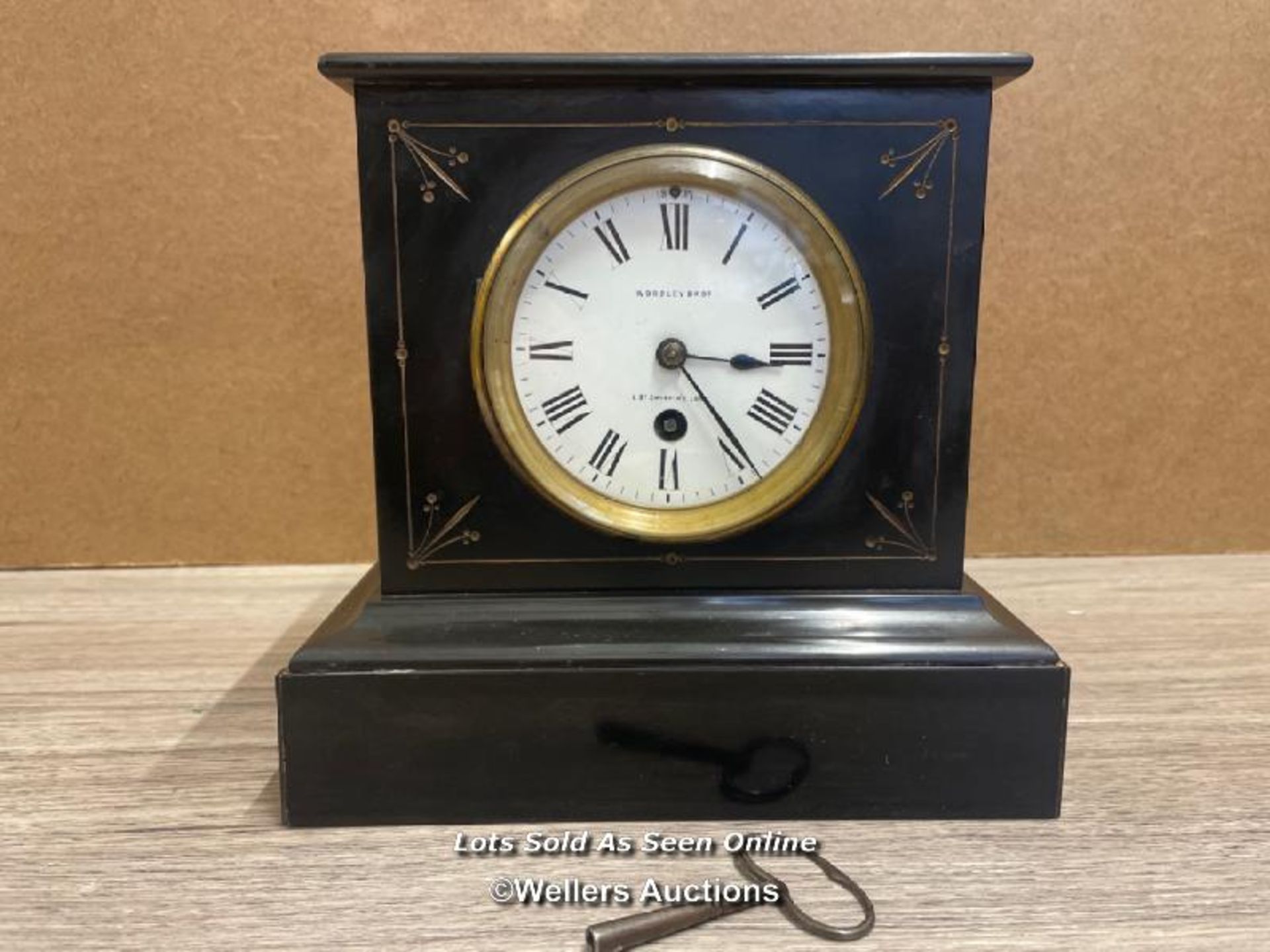 A WORDLEY BROS BLACK SLATE MANTLE CLOCK WITH KEY IN WORKING ORDER, 22 X 21 X 12.5CM