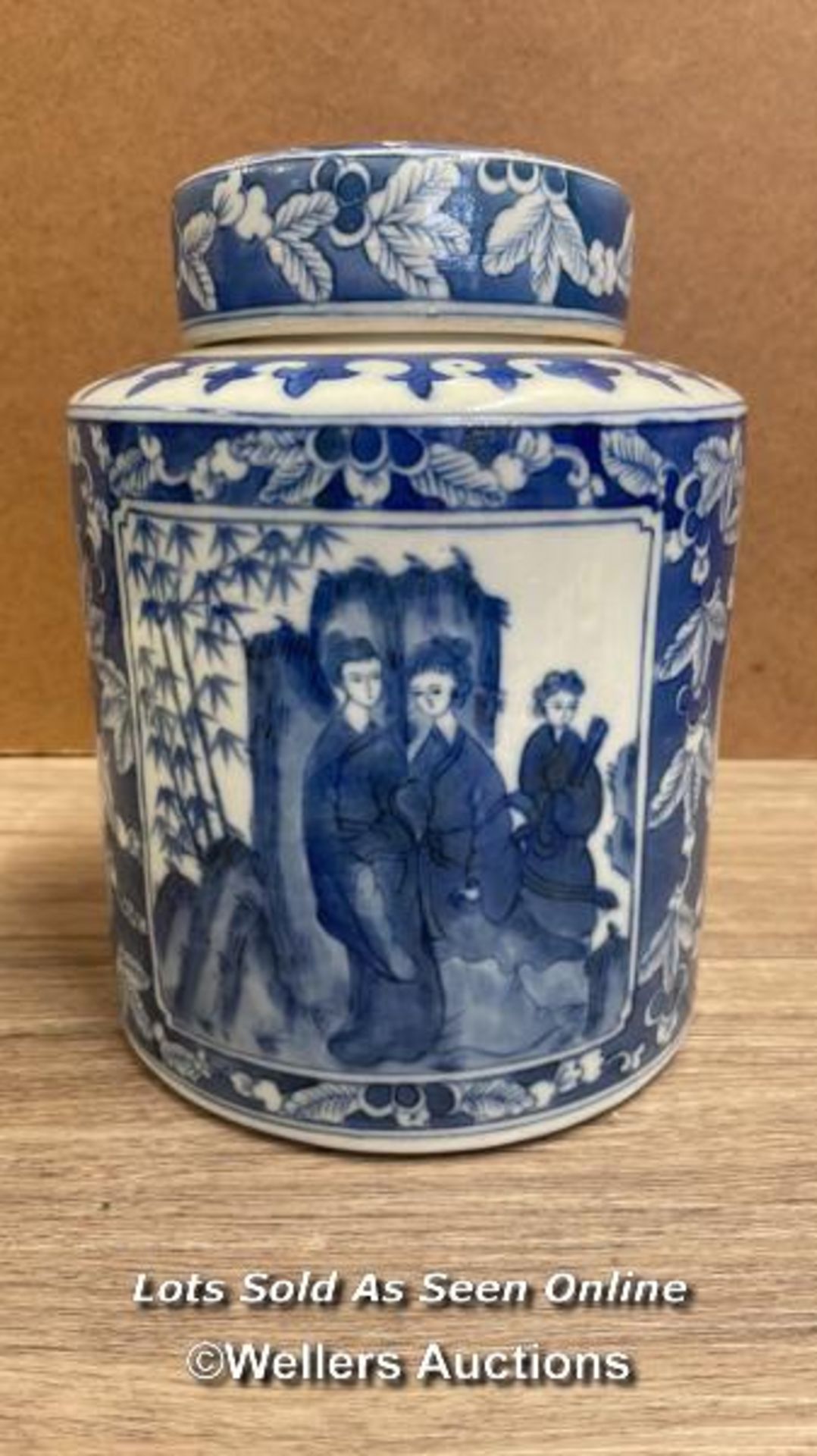 A CHINESE BLUE & WHITE JAR WITH LID, MAKERS STAMP AT THE BASE, VERY GOOD CONDITION. 21CM HIGH - Image 3 of 10