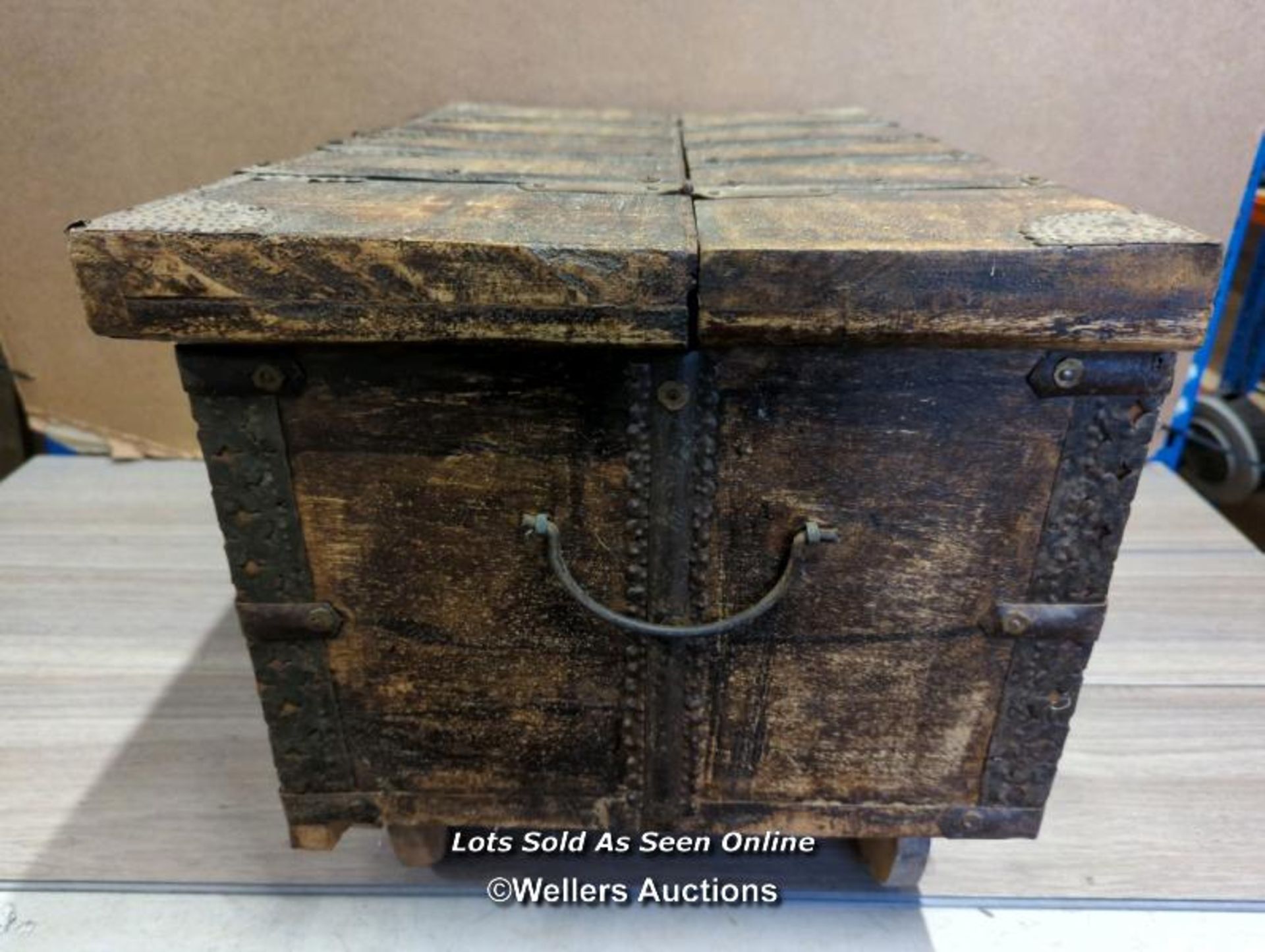 OAK TREASURE CHEST ON CASTERS, 59 X 36 X 36.5CM - Bild 7 aus 9