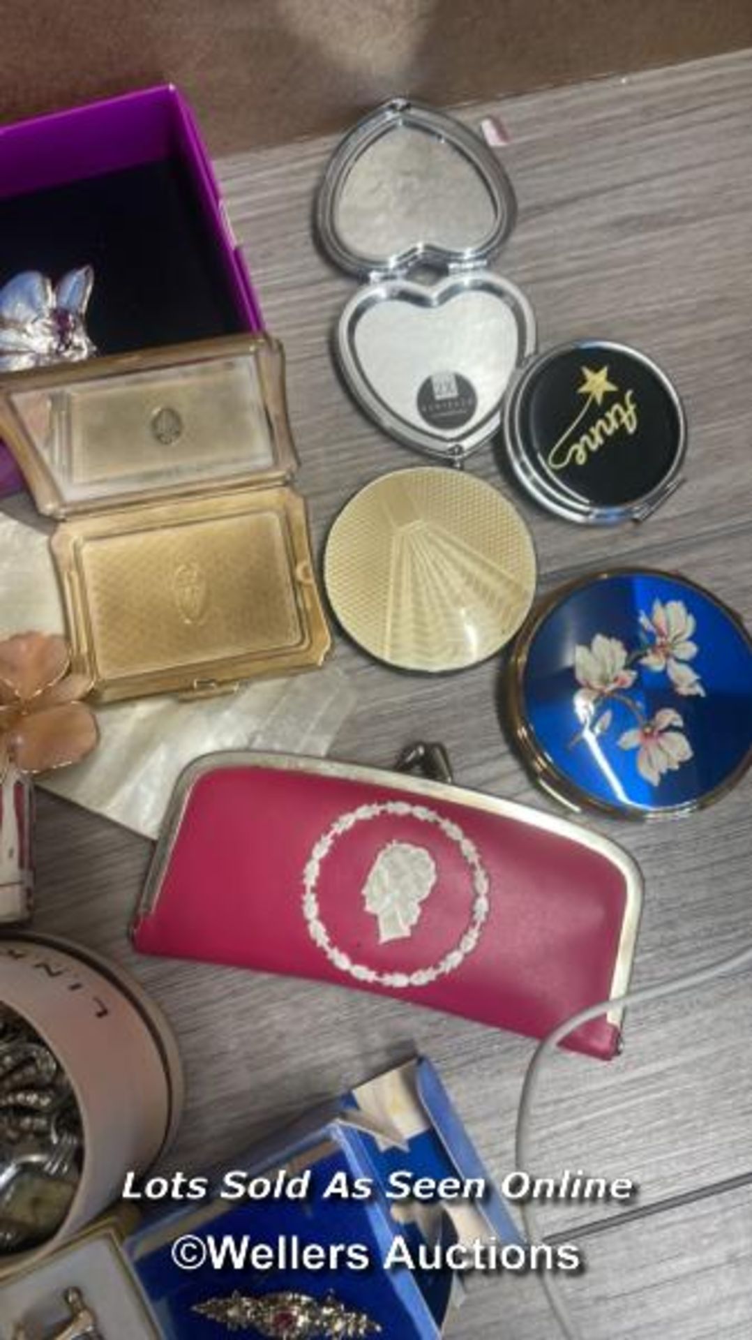 A LARGE QUANTITY OF COSTUME JEWELLERY, COMPACTS AND WATCHES - Image 3 of 12