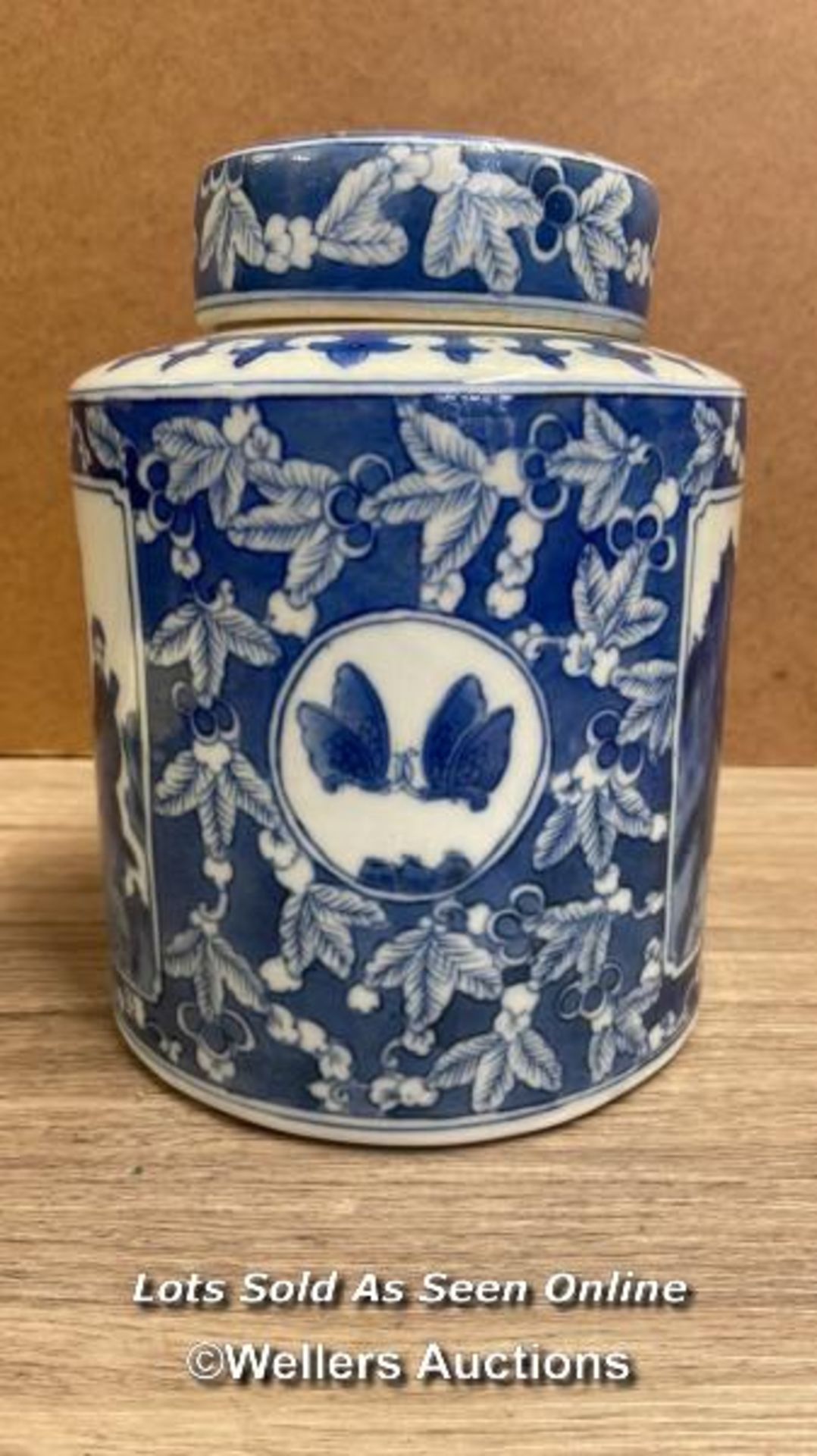 A CHINESE BLUE & WHITE JAR WITH LID, MAKERS STAMP AT THE BASE, VERY GOOD CONDITION. 21CM HIGH - Image 2 of 10