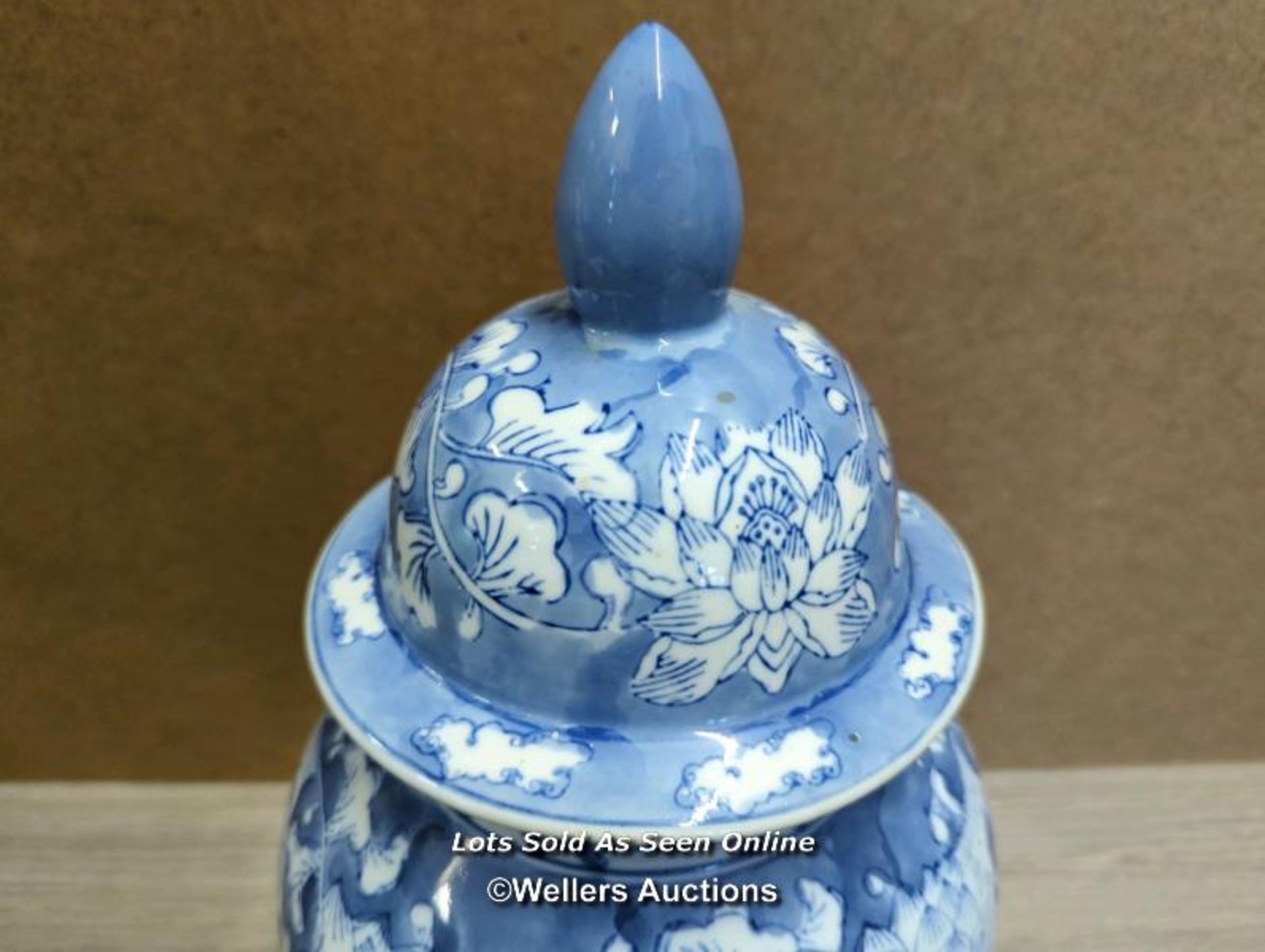 A BLUE AND WHITE CHINESE STYLE LIDDED GINGER JAR, 36CM HIGH - Bild 4 aus 7