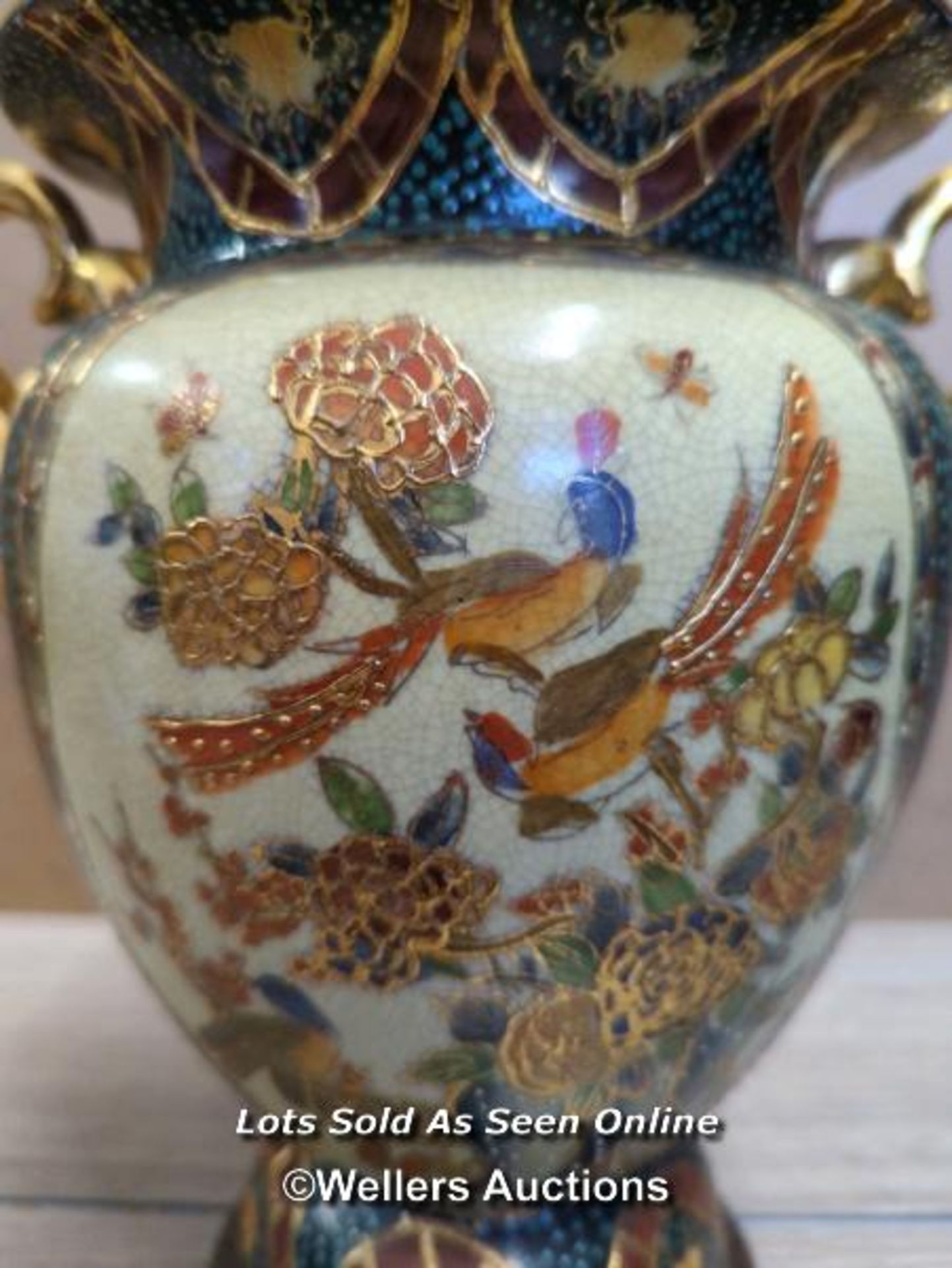 A MODERN CHINESE VASE DECORATED WITH BIRDS, 25.5CM HIGH - Image 4 of 7