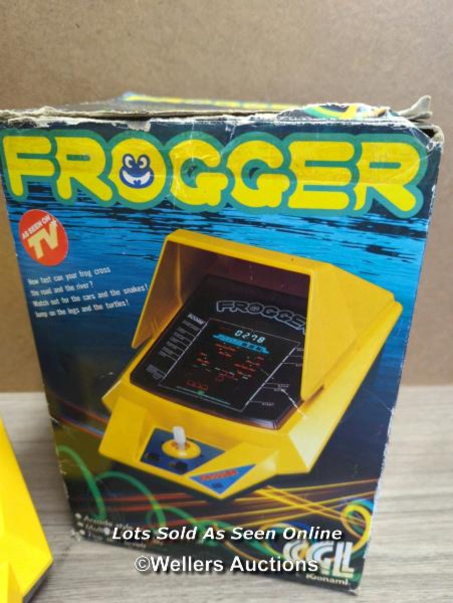 VINTAGE KONAMI FROGGER TABLETOP GAME, WITH ORIGINAL BOX AND PACKING FOAM - Image 2 of 9