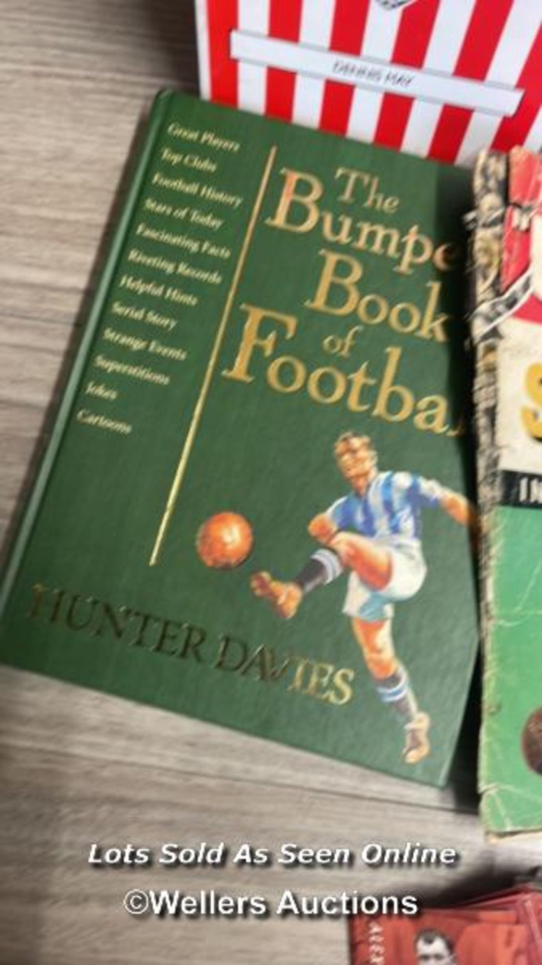 FOOTBALL - A LARGE COLLECTION OF BOOKS, COLLECTABLE CARDS INCLUDING THE BOYS BOOK OF SOCCER 1966, - Image 11 of 11