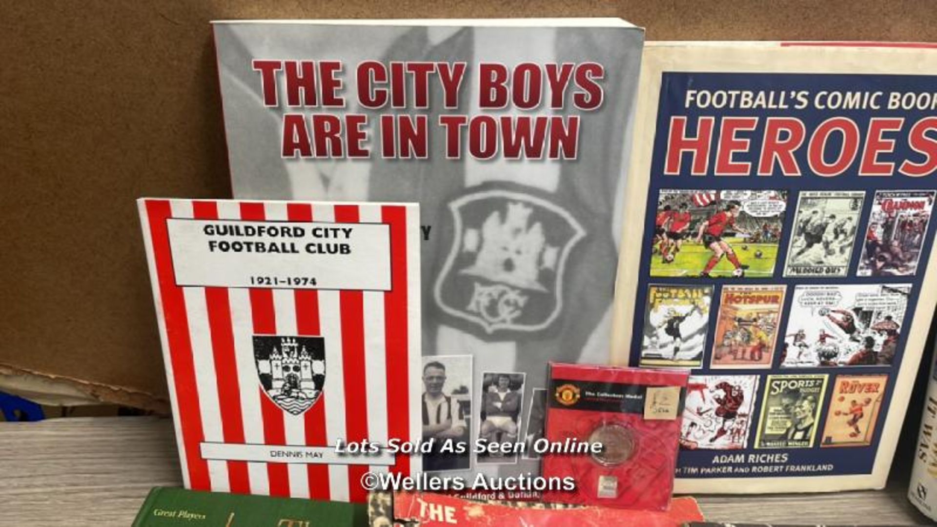 FOOTBALL - A LARGE COLLECTION OF BOOKS, COLLECTABLE CARDS INCLUDING THE BOYS BOOK OF SOCCER 1966, - Image 10 of 11