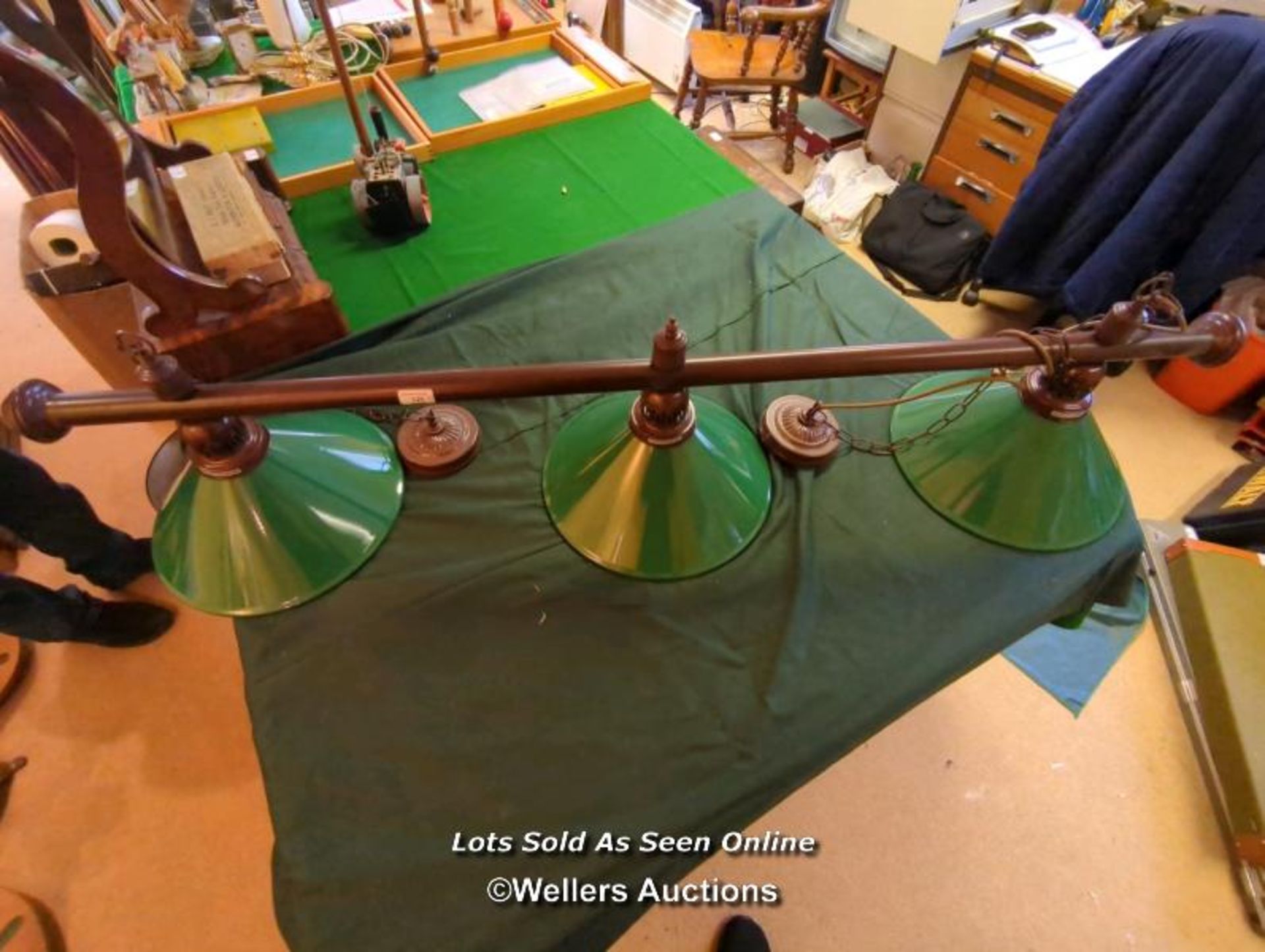 SNOOKER TABLE OVERHEAD LIGHT WITH THREE GREEN METAL SHADES / 145CM (L) [THIS LOT WILL NEED - Image 2 of 6